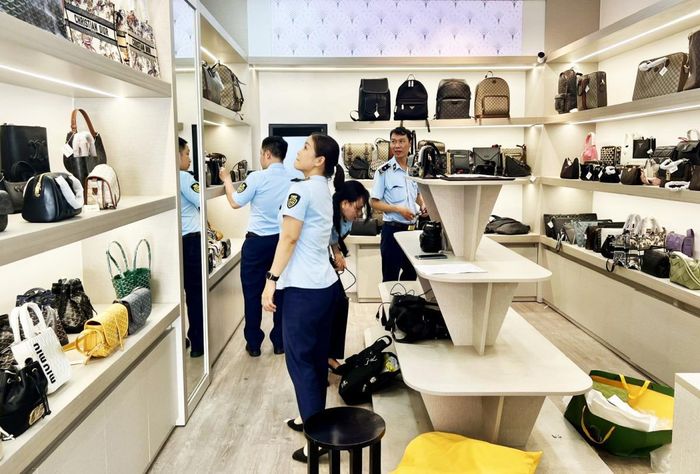 Lực lượng QLTT TP Đà Nẵng kiểm tra 1 cơ sở kinh doanh ở phường Hải Châu, có dấu hiệu xâm phạm quyền SHTT.