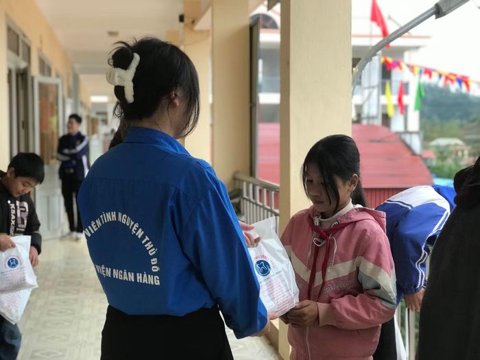 Yến Chi trao quà cho các em nhỏ trong hoạt động thiện nguyện.