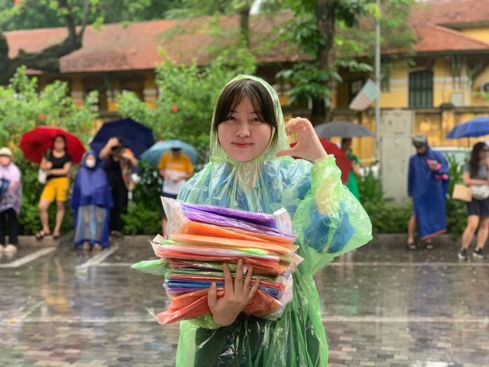 Yến Chi tham gia chương trình "Tiếp sức mùa thi".