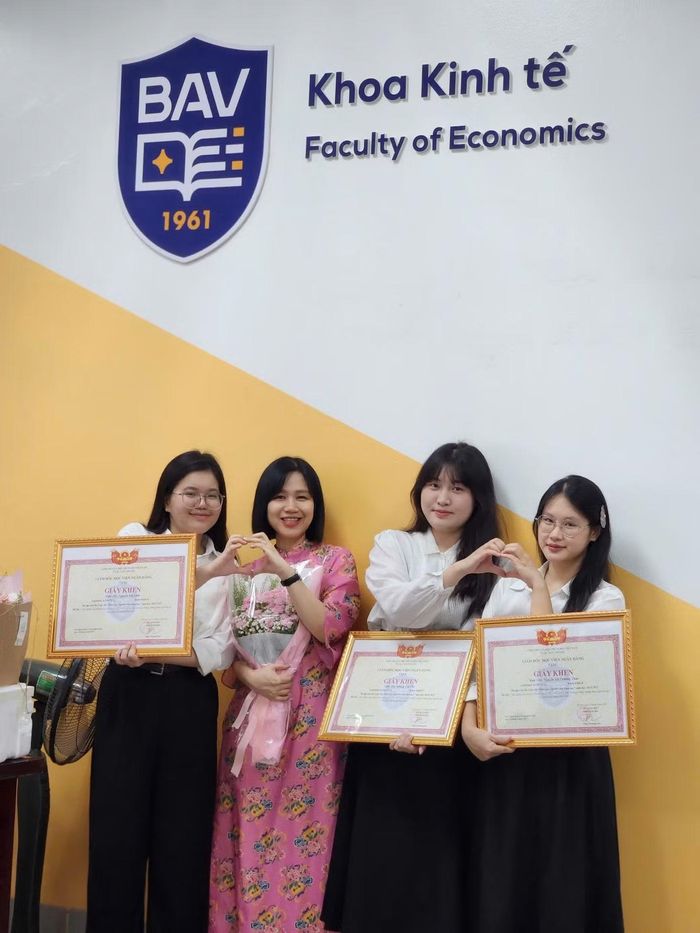 Yến Chi nhận giải Nghiên cứu khoa học.