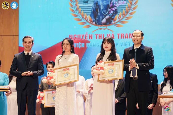 Yến Chi nhận danh hiệu "Sinh viên 5 tốt" cấp Trung ương.