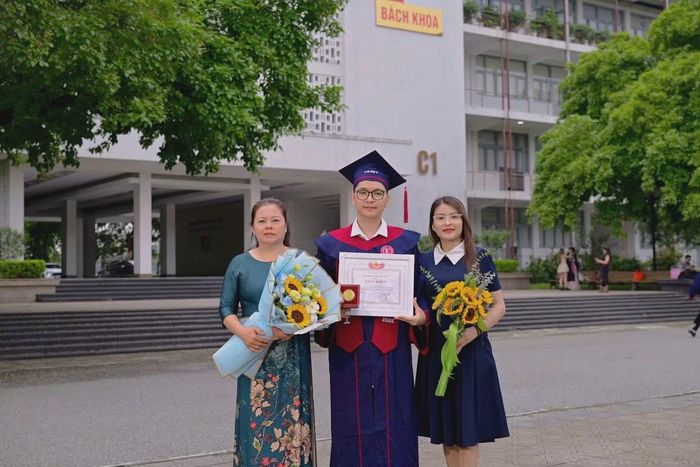Gia đình là điểm tựa giúp Phúc vượt qua nhiều giai đoạn áp lực trong hành trình học tập và trưởng thành.