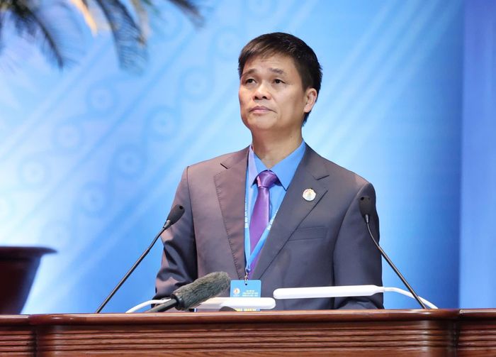  Phó Chủ tịch Tổng LĐLĐ Việt Nam Ngọ Duy Hiểu trình bày báo cáo những kiến nghị của công đoàn và người lao động cả nước, sáng 4-6. Ảnh: QUANG PHÚC 