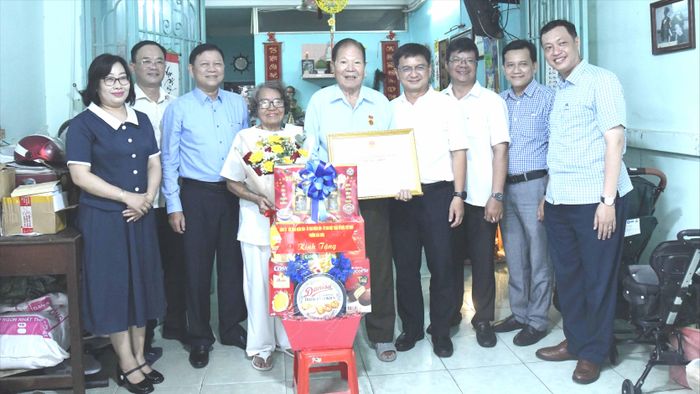  Đoàn công tác chụp hình lưu niệm cùng gia đình cụ Đinh Phát Vinh 