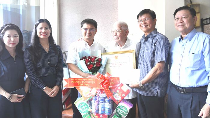  Đoàn công tác thăm, mừng thọ cụ Nguyễn Trọng Thảo 