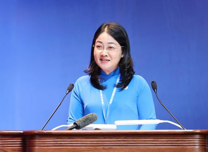  Phó Chủ tịch Liên đoàn Lao động TPHCM Nguyễn Kim Loan phát biểu tham luận, sáng 4-6. Ảnh: QUANG PHÚC 