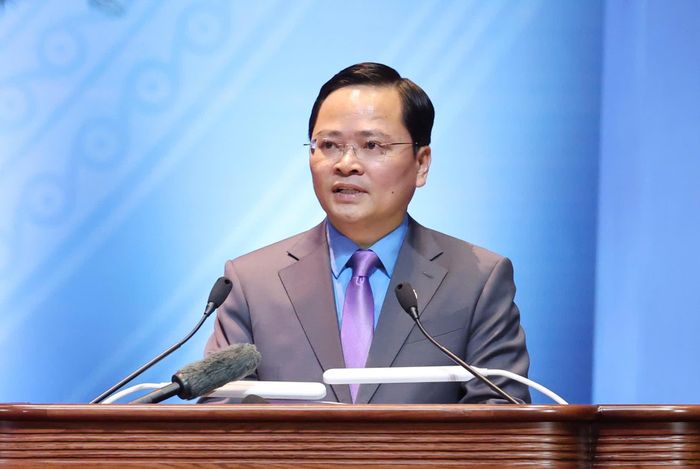  Chủ tịch Tổng Liên đoàn Lao động Việt Nam Nguyễn Anh Tuấn đọc diễn văn khai mạc đại hội, sáng 4-6. Ảnh: QUANG PHÚC 