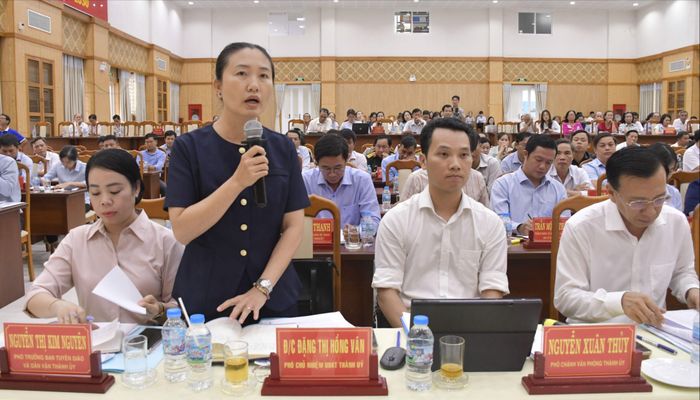  Đồng chí Đặng Thị Hồng Vân, Phó Chủ nhiệm UBKT Thành ủy phát biểu đóng góp ý kiến tại buổi sinh hoạt mẫu 
