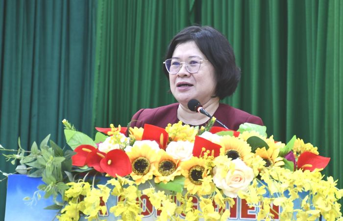  Đồng chí Văn Thị Bạch Tuyết phát biểu chỉ đạo tại buổi sinh hoạt chi bộ mẫu 