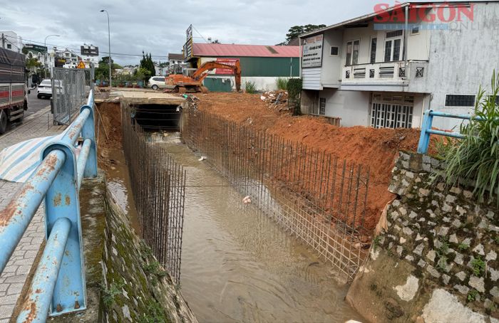  Suối Phạm Hồng Thái có chức năng tiêu thoát nước khu vực rộng lớn ở thượng nguồn trước khi chảy vào hồ Xuân Hương (Đà Lạt). Ảnh: ĐOÀN KIÊN 