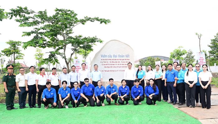  Đồng chí Nguyễn Phước Lộc cùng các đại biểu bên "Vườn cây đại đoàn kết". Ảnh: VĂN MINH 