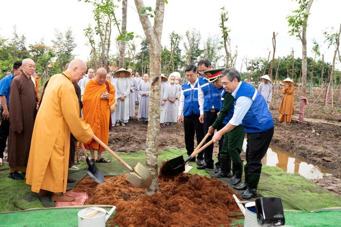  Đồng chí Nguyễn Phước Lộc và Đại lão hòa thượng Thích Trí Quảng trồng cây trong "Vườn cây đại đoàn kết". Ảnh: QUỐC THANH 