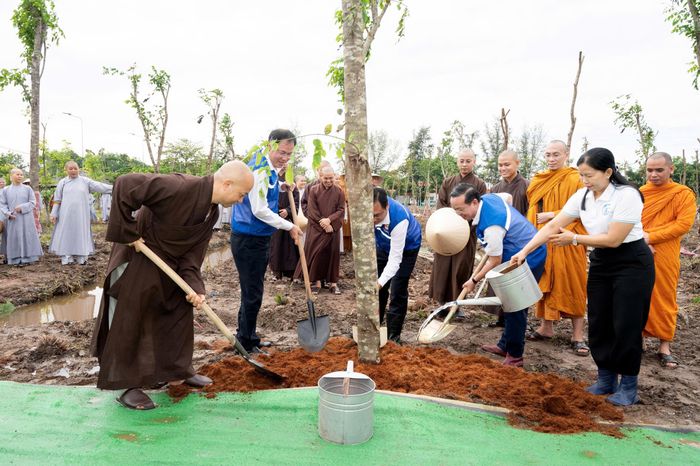  Các đại biểu trồng cây xanh. Ảnh: QUỐC THANH 