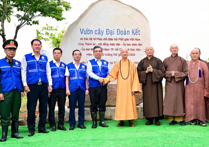  Phó Bí thư Thành ủy, Chủ tịch Ủy ban MTTQ Việt Nam TPHCM Nguyễn Phước Lộc và Đại lão hòa thượng Thích Trí Quảng, Đức Pháp chủ Hội đồng Chứng minh Giáo hội Phật giáo Việt Nam cùng các đại biểu bên "Vườn cây đại đoàn kết". Ảnh: VĂN MINH 