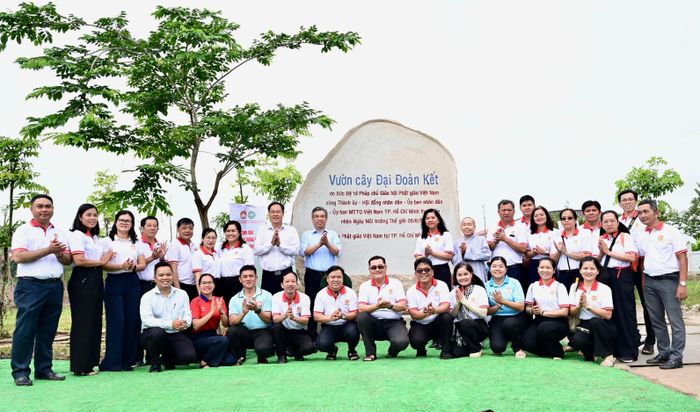  Đồng chí Nguyễn Phước Lộc cùng các đại biểu bên "Vườn cây đại đoàn kết". Ảnh: VĂN MINH 