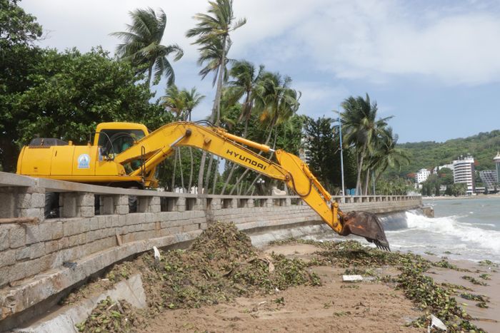  Công ty VESCO huy động các phương tiện chuyên dụng, năng suất cao để thu gom rác, lục bình. Ảnh: QUANG VŨ 