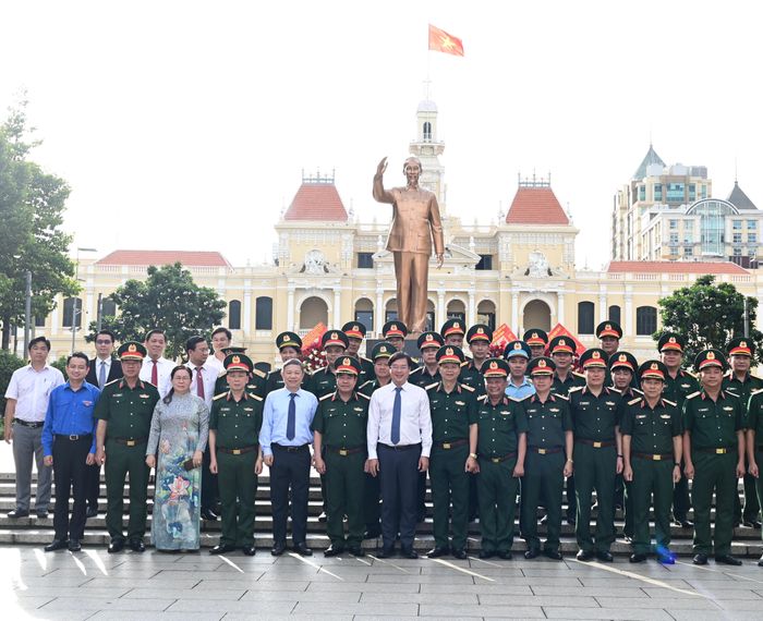  Đoàn đại biểu tham dự hội thảo khoa học cấp Bộ Quốc phòng chụp ảnh lưu niệm tại Công viên tượng đài Chủ tịch Hồ Chí Minh. Ảnh: VĂN MINH 
