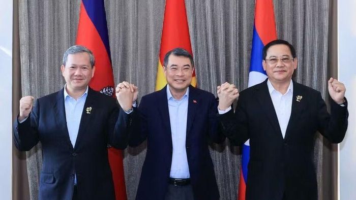  Thủ tướng Lê Minh Hưng cùng Thủ tướng Campuchia Hun Manet (trái) và Thủ tướng Lào Sonexay Siphandone tại buổi làm việc sáng 8-5-2026. Ảnh: TTXVN 