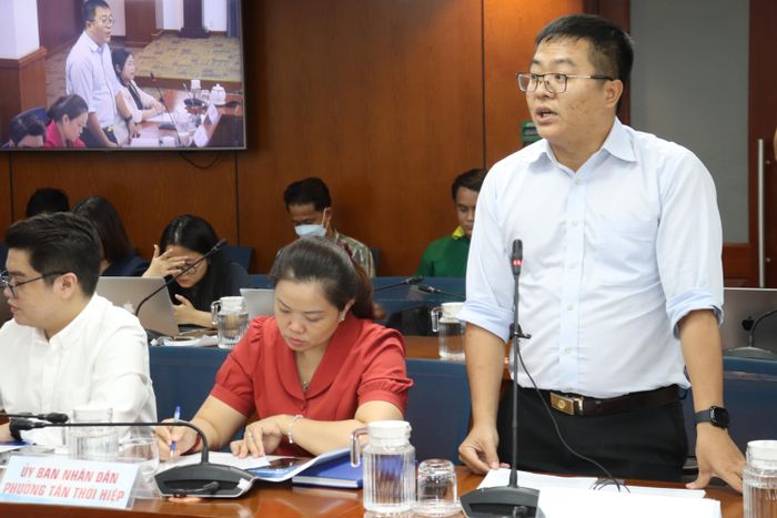  Ông Nguyễn Ngọc Trường Xuân, Trưởng Phòng Văn hóa - xã hội, UBND phường Bình Đông thông tin tại họp báo 