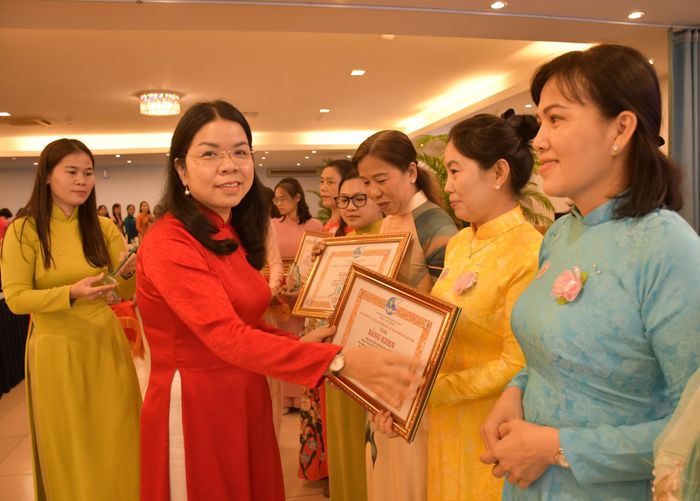  Lãnh đạo Hội LHPN TPHCM trao bằng khen cho các nhân có thành tích xuất sắc 
