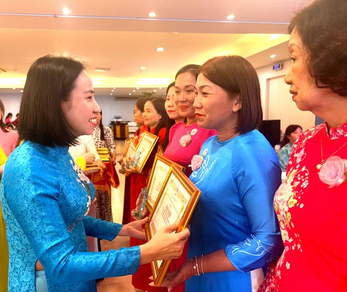  Đồng chí Võ Ngọc Thanh Trúc, Ủy viên Ban Thường vụ Thành ủy, Phó Trưởng đoàn ĐBQH TPHCM trao thưởng cho các cá nhân xuất sắc 
