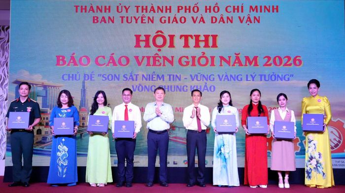  Lãnh đạo Ban Tuyên giáo và Dân vận Thành ủy TPHCM tặng quà lưu niệm cho các thí sinh trước khi bước vào phần thi 