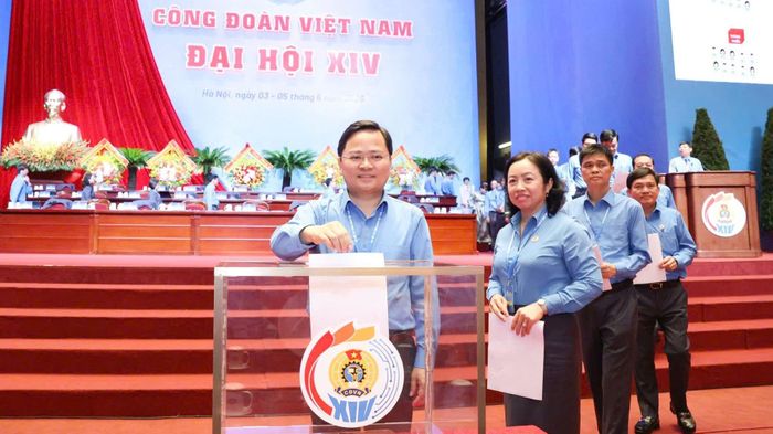  Các đại biểu bỏ phiếu bầu Ban Chấp hành Tổng Liên đoàn Lao động Việt Nam khóa XIV, chiều 4-6. Ảnh: QUANG PHÚC 