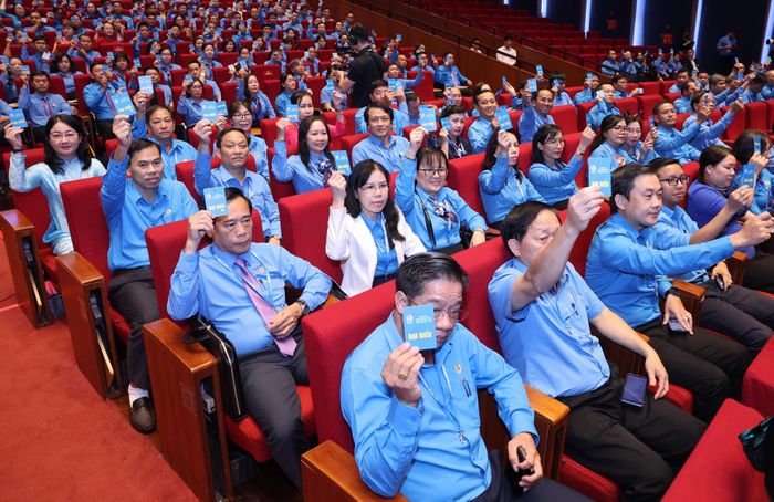  Các đại biểu tiến hành biểu quyết danh sách nhân sự giới thiệu bầu Ban Chấp hành Tổng Liên đoàn Lao động Việt Nam khóa XIV, chiều 4-6. Ảnh: QUANG PHÚC 