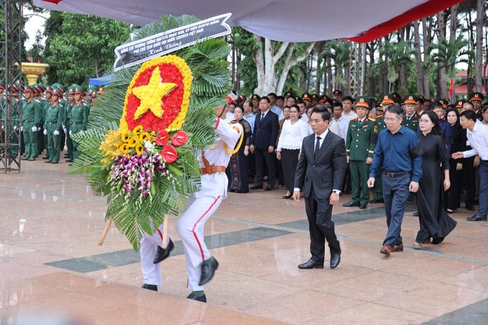 Phó Chủ tịch Quốc hội Nguyễn Doãn Anh dâng hoa, dâng hương tại Nghĩa trang liệt sĩ tỉnh Đắk Lắk