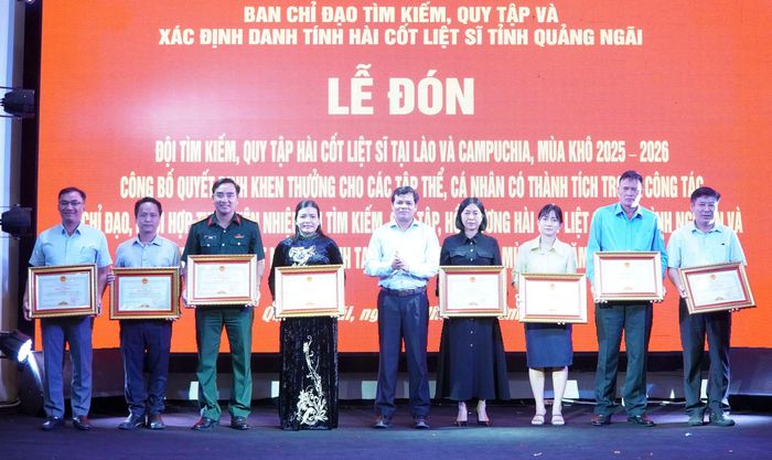  Phó Bí thư Tỉnh ủy, Chủ tịch HĐND tỉnh Quảng Ngãi Nguyễn Đức Tuy tặng bằng khen cho các cá nhân. Ảnh: VÂN TUYỀN 