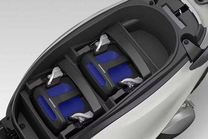 Chính sách bán hàng: Honda CUV e: được phân phối qua 59 HEAD Kinh doanh xe điện tại Hà Nội, TP. HCM và Đà Nẵng với mức giá từ 44,18 triệu đồng (không kèm pin) đến 63,82 triệu đồng (kèm 2 pin và 2 sạc).