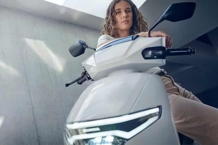 Honda CUV e: giá từ 44 triệu đồng Mẫu xe máy điện Honda CUV e: 2026 nổi bật với thiết kế tối giản, hiện đại cùng hai tùy chọn màu Đen và Trắng. Xe trang bị động cơ điện mạnh mẽ, sử dụng hai pin Honda Mobile Power Pack e: có thể tháo rời và dễ dàng hoán đổi.