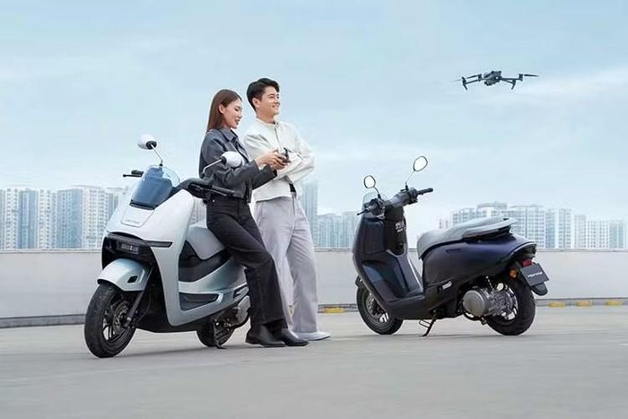 Honda UC3 giá ưu đãi từ 56,5 triệu đồng Honda UC3 là mẫu xe máy điện cao cấp với thiết kế tối giản, tinh tế, được trang bị động cơ điện 6 kW, pin LFP chuẩn IP67, quãng đường di chuyển khoảng 120 km/lần sạc, phanh tái sinh, CBS, 3 chế độ lái, màn hình TFT 5 inch kết nối Honda RoadSync, hệ thống SMART Key, hộc đồ 26 lít và chuẩn sạc CHAdeMO.