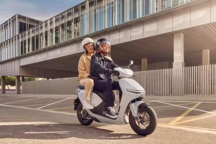 Ngoài ra, khách hàng có thể chọn thuê pin hoặc sử dụng dịch vụ Trạm đổi pin với phí từ 245.000 – 343.000 đồng/tháng, thanh toán qua ứng dụng MyHonda+. HVN cũng triển khai chương trình trả góp lãi suất ưu đãi 0,55%/tháng, cùng các chính sách mua lại, bảo hành 3 năm cho xe và 2 năm cho pin, gia hạn thêm 1 năm khi thực hiện kiểm tra định kỳ.