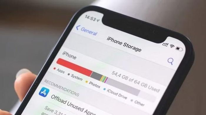 Để xử lý vấn đề này, người dùng nên thường xuyên kiểm tra mục Dung lượng iPhone trong phần Cài đặt, xác định các ứng dụng đang chiếm nhiều bộ nhớ bất thường rồi tiến hành gỡ cài đặt và cài đặt lại, một phương pháp đơn giản nhưng hiệu quả để xóa sạch các dữ liệu cache ẩn tích tụ lâu ngày.