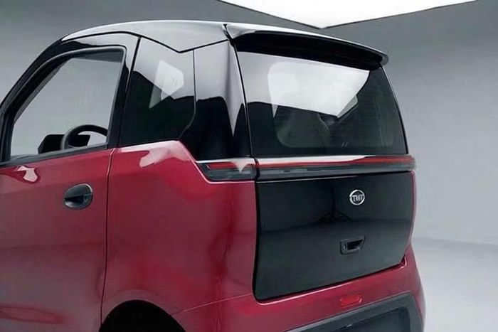 Với nhu cầu di chuyển trong đô thị, Nano S05 mang đến trải nghiệm khác biệt so với xe máy nhờ cabin kín giúp hạn chế nắng nóng, mưa gió, khói bụi và tiếng ồn. Xe cũng được trang bị điều hòa, cửa kính chỉnh điện và một số tiện nghi vốn chỉ xuất hiện trên ôtô.
