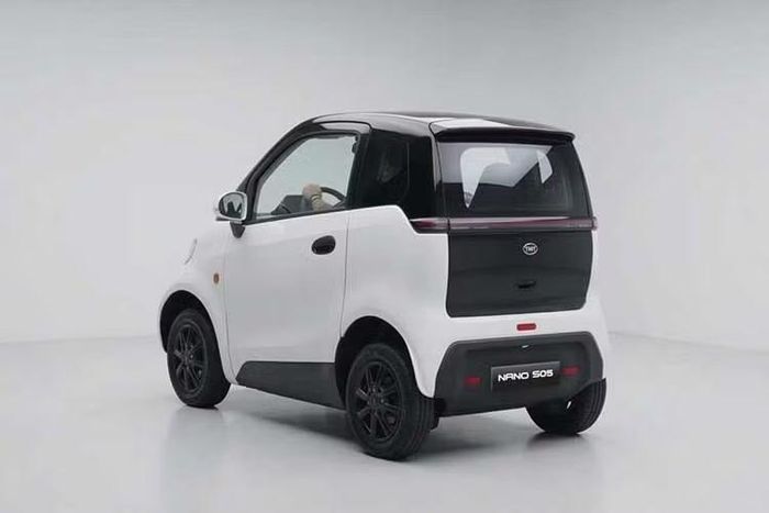 Trong điều kiện giao thông thường xuyên ùn tắc tại các đô thị lớn như TP.HCM và Hà Nội, tốc độ di chuyển không còn là yếu tố quá khác biệt. Khi đó, một chiếc xe nhỏ gọn có điều hòa, cửa kính và khả năng tránh nắng mưa như Nano S05 có thể trở thành lựa chọn đáng cân nhắc đối với nhiều người dùng đô thị.