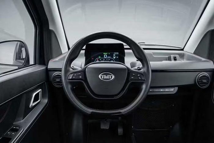 Nano S05 không hướng đến việc thay thế ôtô hay xe máy hoàn toàn. Mẫu xe này dường như nhắm tới nhóm khách hàng muốn nâng cấp từ xe máy lên một phương tiện an toàn và tiện nghi hơn cho việc đi lại hàng ngày.