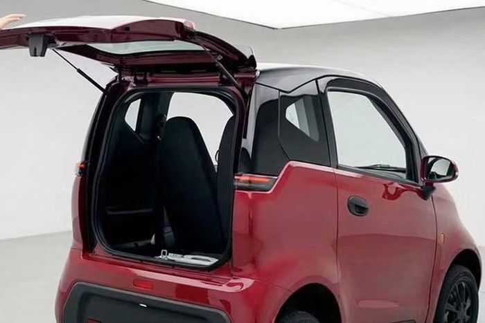 Nano S05 tại Việt Nam sở hữu thông số 2.400 x 1.380 x 1.580 mm. Mẫu xe này lớn hơn đáng kể so với một chiếc xe tay ga như Honda SH 350i (2.160 x 743 x 1.161 mm), nhưng vẫn nhỏ gọn hơn nhiều so với VinFast VF 3 có kích thước 3.190 x 1.679 x 1.622 mm.
