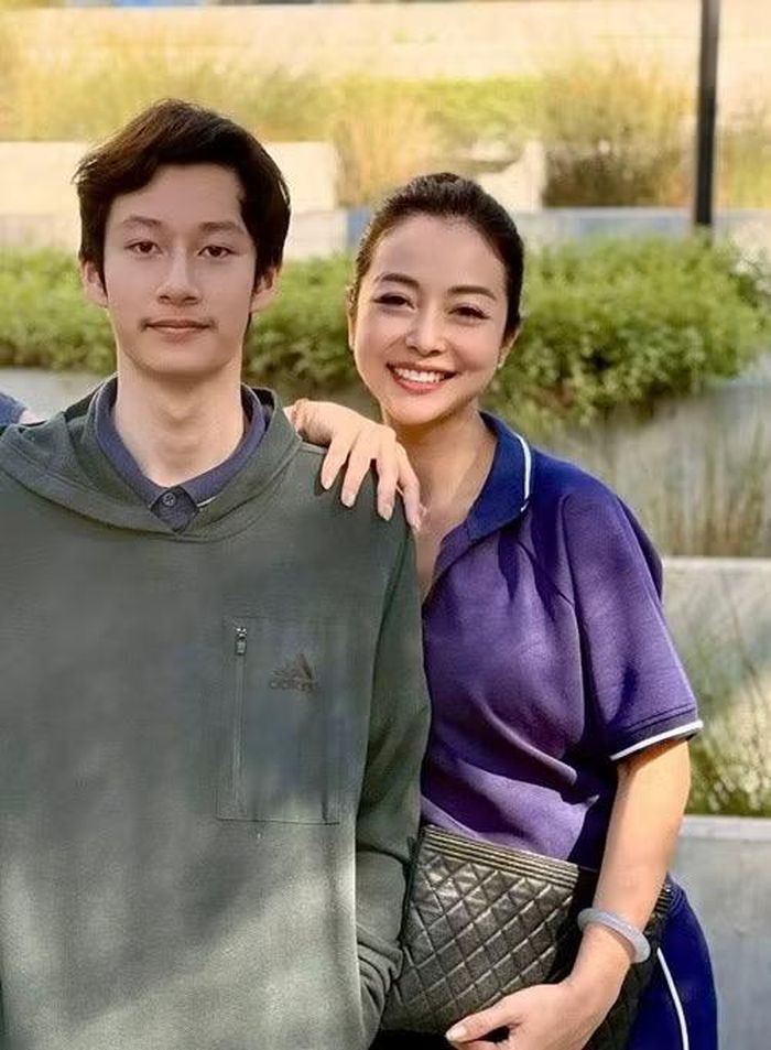 Jennifer Phạm có con trai đầu lòng Bảo Nam từ cuộc hôn nhân với ca sĩ Quang Dũng. Cậu nhóc nhận được nhiều sự quan tâm nhờ ngoại hình nổi bật, chiều cao ấn tượng và thành tích học tập tốt tại Mỹ.