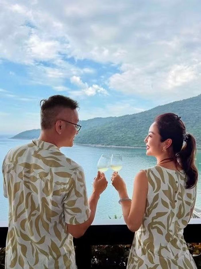Jennifer Phạm cũng bày tỏ sự trân trọng dành cho ông xã: “Ở với nhau đủ lâu mới hiểu, tình yêu không phải lúc nào cũng là những điều quá lớn lao. Đôi khi chỉ là một người luôn xuất hiện trong mọi khoảnh khắc đời mình, từ những ngày rực rỡ cho tới những ngày chẳng muốn nói gì cả. Cảm ơn vì sau bao nhiêu năm, mình vẫn là người yêu, người bạn và là đồng minh sống sót qua những cơn thất thường của nhau".