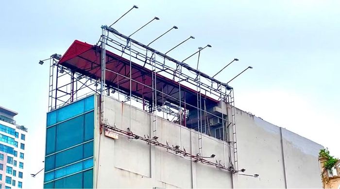 Không chỉ áp lực cạnh tranh với quảng cáo số, billboard ngoài trời còn gặp khó do thay đổi hành vi người dùng đô thị. Ở những tuyến đường đông đúc, người tham gia giao thông thường di chuyển nhanh, khó tập trung lâu vào nội dung quảng cáo như trước. Ngoài ra, việc Hà Nội siết quản lý trật tự đô thị, quy hoạch quảng cáo và yêu cầu về an toàn kết cấu cũng khiến nhiều vị trí quảng cáo bị hạn chế hoặc phải tháo dỡ.