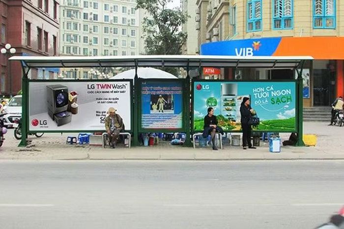 Dù vậy, quảng cáo ngoài trời chưa hoàn toàn mất chỗ đứng. Ngày càng nhiều màn hình LED kỹ thuật số cỡ lớn tại trung tâm thương mại, ngã tư đông người hoặc trạm dừng tàu xe, được đánh giá linh hoạt hơn do có thể thay đổi nội dung liên tục, trình chiếu video và tạo hiệu ứng thị giác mạnh hơn. Một số doanh nghiệp cũng bắt đầu kết hợp quảng cáo ngoài trời với công nghệ số như mã QR, tương tác mạng xã hội hoặc chiến dịch đa nền tảng. Ảnh: New Vision Ad