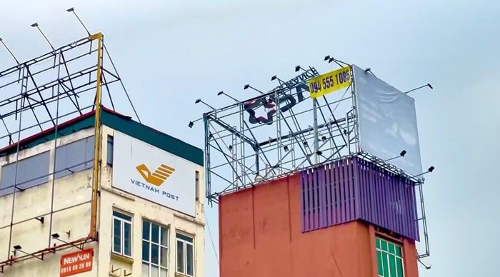 Giữa những tuyến đường đông đúc của Hà Nội, các khung biển quảng cáo bỏ trống phần nào phản ánh sự dịch chuyển của ngành truyền thông hiện đại. Khi doanh nghiệp ngày càng ưu tiên hiệu quả đo lường và khả năng tiếp cận trực tiếp khách hàng, quảng cáo ngoài trời không còn là “ông vua” độc tôn như trước. Và trong cuộc cạnh tranh đó, những tấm billboard khổng lồ đang đứng trước bài toán phải tự làm mới mình nếu không muốn tiếp tục rơi vào cảnh “treo khung chờ khách”.