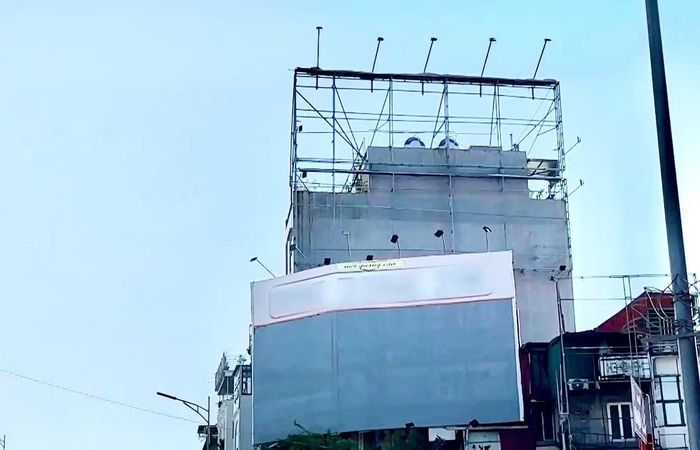 Chị Trần Thị B.H. - Trưởng phòng truyền thông một công ty đồ gia dụng tại Hà Nội cho rằng quảng cáo ngoài trời hiện không còn là lựa chọn ưu tiên với nhiều doanh nghiệp trẻ. “Nếu trước đây billboard là biểu tượng thể hiện độ lớn thương hiệu, thì bây giờ doanh nghiệp quan tâm nhiều hơn tới hiệu quả thực tế. Họ muốn biết bỏ ra một đồng quảng cáo sẽ thu về bao nhiêu khách hàng,” chị nhận định.