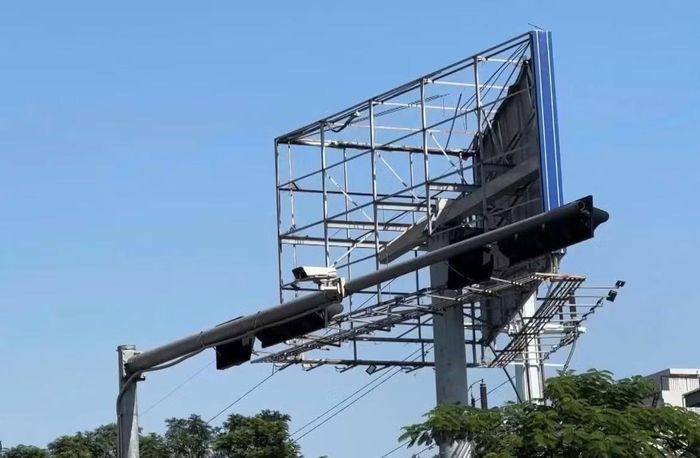 Theo ghi nhận của các doanh nghiệp trong ngành quảng cáo ngoài trời, thị trường billboard tại Hà Nội đang trải qua giai đoạn khó khăn rõ rệt. Dù nhu cầu quảng bá thương hiệu vẫn tồn tại, ngân sách truyền thông của nhiều doanh nghiệp lại đang dịch chuyển mạnh sang nền tảng số. Theo số liệu từ Hiệp hội Quảng cáo Việt Nam và báo cáo thị trường quảng cáo của Statista, quảng cáo kỹ thuật số tại Việt Nam liên tục tăng trưởng hai con số trong những năm gần đây, chiếm tỷ trọng ngày càng lớn trong tổng ngân sách truyền thông.