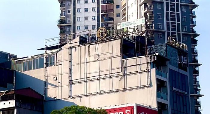 Tuy nhiên, chi phí thuê những vị trí này không hề rẻ. Theo khảo sát thị trường quảng cáo ngoài trời tại Hà Nội, giá thuê một biển quảng cáo cỡ lớn ở vị trí đẹp có thể từ vài trăm triệu đến hàng tỷ đồng mỗi năm, chưa bao gồm chi phí sản xuất, lắp đặt và vận hành. Điều này khiến nhiều doanh nghiệp, đặc biệt là doanh nghiệp vừa và nhỏ, bắt đầu cân nhắc hiệu quả đầu tư. Trong khi quảng cáo online cho phép đo lường chi tiết lượt tiếp cận, độ tuổi, hành vi khách hàng và tối ưu ngân sách theo thời gian thực, billboard truyền thống lại khó đưa ra dữ liệu cụ thể về hiệu quả chuyển đổi.