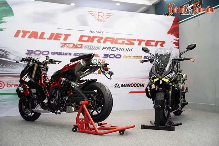 Bên cạnh mẫu Dragster 700 Twin, nhà phân phối còn giới thiệu mẫu Dragster 300 Gresini Edition. Mẫu xe tay ga này được thiết kế lấy cảm hứng từ đường đua MotoGP, thể hiện ở bộ tem xanh – đỏ đặc trưng của đội đua Gresini Racing.