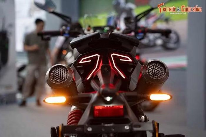 Mang trong mình vóc dáng xe maxi scooter, tuy nhiên Dragster 700 Twin vẫn sử dụng hộp số côn tay 6 cấp, truyền động bằng nhông sên dĩa, đi kèm động cơ xi-lanh đôi đặt song song dung tích 698cc, làm mát bằng dung dịch, sản sinh công suất 68 mã lực và momen xoắn 70Nm.