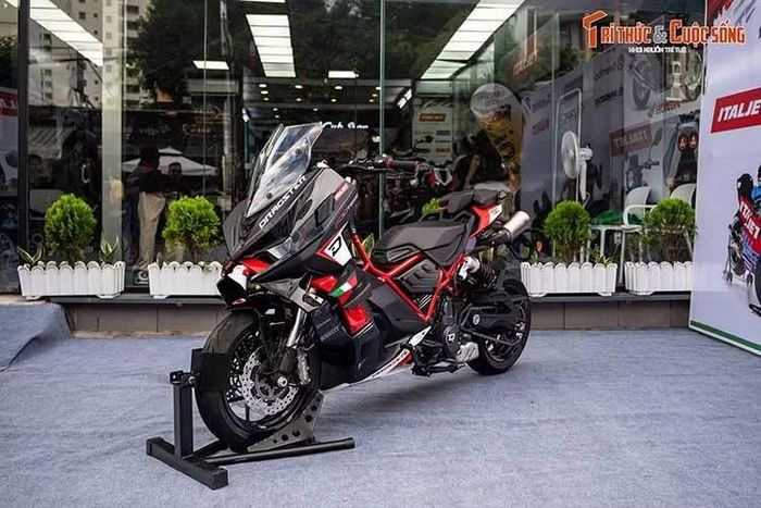 Với thiết kế loại bỏ hoàn toàn sự tiện dụng, mẫu xe Italjet Dragster 700 Twin Premium Edition này chỉ dành cho những người đam mê sưu tâm xe độc lạ, đặc biệt là các mẫu môtô phân khối lớn có thiết kế nghệ thuật cơ khí đậm chất châu Âu.